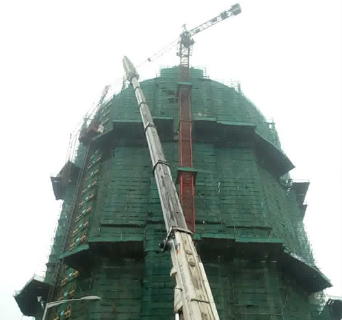 松北吊车在工地上作业